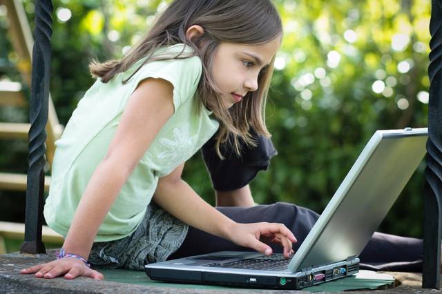 电子产品以及强光对孩子眼睛的危害到底有多大?一看便知!